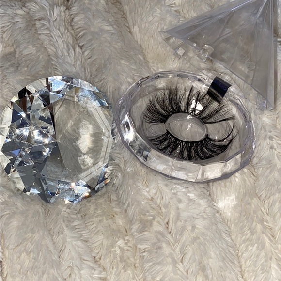 Lashes💕 - Picture 5 of 10